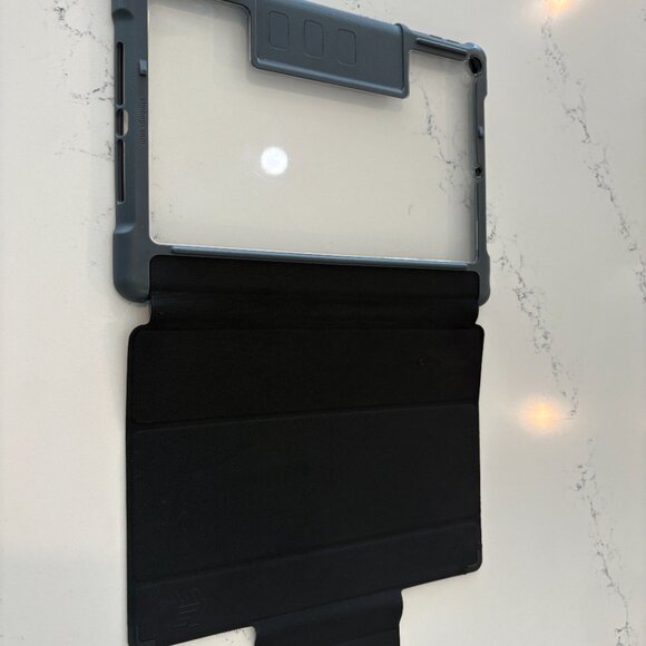 iPad - 6th Generation - with case & charging cord - Picture 7 of 8